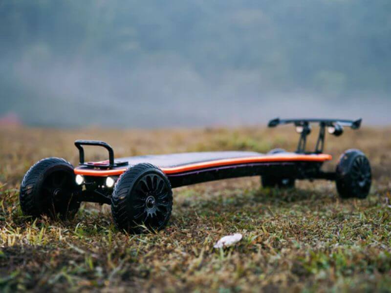 Backfire_Ranger_X5_Off_Road_Electric_Skateboard_Outside_On_The_Grass